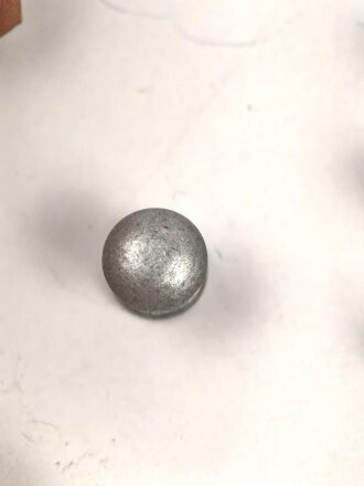 Metallbeschlag aus Wehrmachtsbeständen. Êisen, Durchmesser 9mm, Gesamthöhe 10mm, sie erhalten ein ( 1 ) Stück