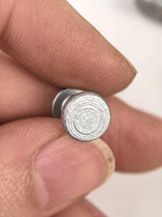 Metallbeschlag aus Wehrmachtsbeständen. Êisen, Durchmesser 9mm, Gesamthöhe 10mm, sie erhalten ein ( 1 ) Stück