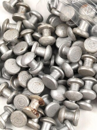 Metallbeschlag aus Wehrmachtsbeständen. Êisen, Durchmesser 9mm, Gesamthöhe 10mm, sie erhalten ein ( 1 ) Stück