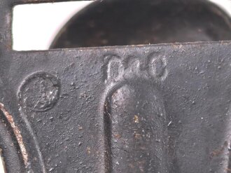 Eiserner Beschlag für einen Gasmaskendosenriemen. Eisen lackiert