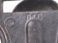 Eiserner Beschlag für einen Gasmaskendosenriemen. Eisen lackiert