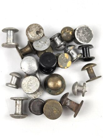 Konvolut Metallbeschläge aus verschiedenen Quellen, eventuell in Teilen auch von der Wehrmacht
