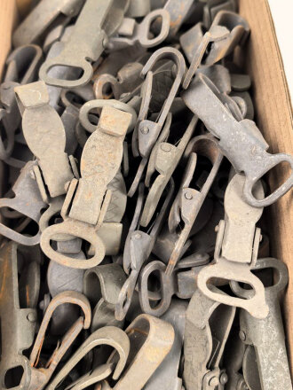 Eiserner Haken für die Feldflasche der Wehrmacht, sie erhalten ein ( 1 ) original lackiertes Stück
