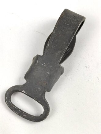 Eiserner Haken für die Feldflasche der Wehrmacht, sie erhalten ein ( 1 ) original lackiertes Stück