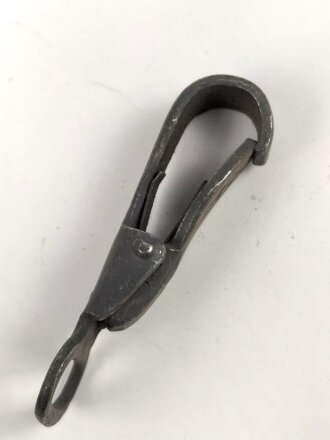 Eiserner Haken für die Feldflasche der Wehrmacht, sie erhalten ein ( 1 ) original lackiertes Stück