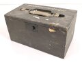 Transportkasten für Kohlenoxydanzeiger der Wehrmacht. Originallack, mit der Inneneinteilung.