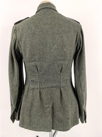 Heer, Feldbluse Modell 1940 für einen Obergefreiten der Kraftfahrtruppe. Leicht getragenes Kammerstück von 1941 . Die Kragenspiegel maschinenvernäht, der Brustadler von Hand. Im Rückenbereich diverse kleinere Schäden, sonst gut