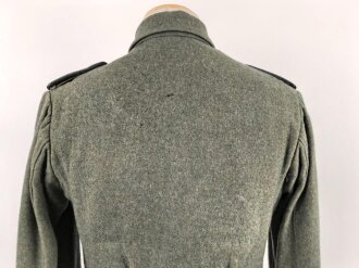 Heer, Feldbluse Modell 1940 für einen Obergefreiten der Kraftfahrtruppe. Leicht getragenes Kammerstück von 1941 . Die Kragenspiegel maschinenvernäht, der Brustadler von Hand. Im Rückenbereich diverse kleinere Schäden, sonst gut