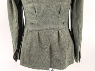 Heer, Feldbluse Modell 1940 für einen Obergefreiten der Kraftfahrtruppe. Leicht getragenes Kammerstück von 1941 . Die Kragenspiegel maschinenvernäht, der Brustadler von Hand. Im Rückenbereich diverse kleinere Schäden, sonst gut