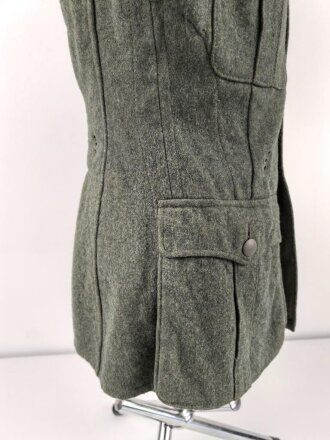 Heer, Feldbluse Modell 1940 für einen Obergefreiten der Kraftfahrtruppe. Leicht getragenes Kammerstück von 1941 . Die Kragenspiegel maschinenvernäht, der Brustadler von Hand. Im Rückenbereich diverse kleinere Schäden, sonst gut
