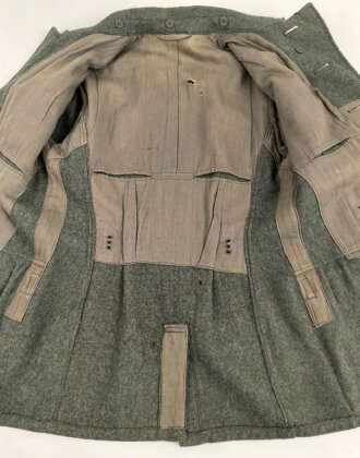 Heer, Feldbluse Modell 1940 für einen Obergefreiten der Kraftfahrtruppe. Leicht getragenes Kammerstück von 1941 . Die Kragenspiegel maschinenvernäht, der Brustadler von Hand. Im Rückenbereich diverse kleinere Schäden, sonst gut