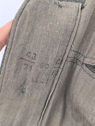 Heer, Feldbluse Modell 1940 für einen Obergefreiten der Kraftfahrtruppe. Leicht getragenes Kammerstück von 1941 . Die Kragenspiegel maschinenvernäht, der Brustadler von Hand. Im Rückenbereich diverse kleinere Schäden, sonst gut