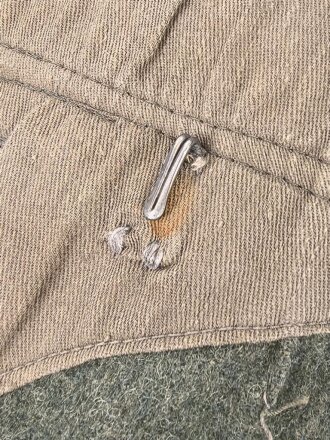 Heer, Feldbluse Modell 1940 für einen Obergefreiten der Kraftfahrtruppe. Leicht getragenes Kammerstück von 1941 . Die Kragenspiegel maschinenvernäht, der Brustadler von Hand. Im Rückenbereich diverse kleinere Schäden, sonst gut
