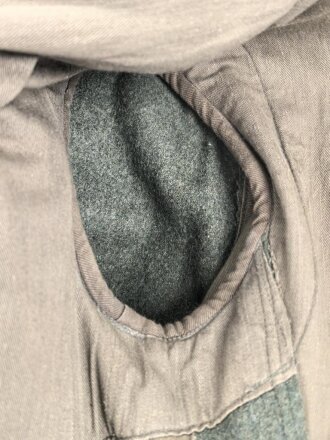 Heer, Feldbluse Modell 1940 für einen Obergefreiten der Kraftfahrtruppe. Leicht getragenes Kammerstück von 1941 . Die Kragenspiegel maschinenvernäht, der Brustadler von Hand. Im Rückenbereich diverse kleinere Schäden, sonst gut