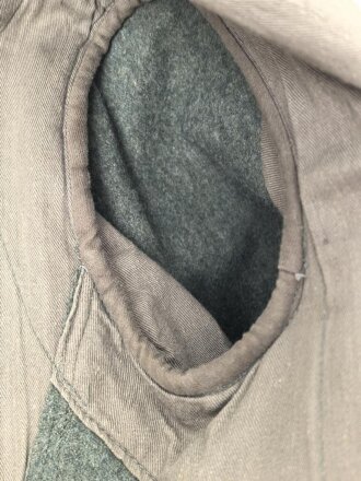 Heer, Feldbluse Modell 1940 für einen Obergefreiten der Kraftfahrtruppe. Leicht getragenes Kammerstück von 1941 . Die Kragenspiegel maschinenvernäht, der Brustadler von Hand. Im Rückenbereich diverse kleinere Schäden, sonst gut