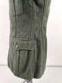 Heer, Feldbluse Modell 1940 für einen Obergefreiten der Kraftfahrtruppe. Leicht getragenes Kammerstück von 1941 . Die Kragenspiegel maschinenvernäht, der Brustadler von Hand. Im Rückenbereich diverse kleinere Schäden, sonst gut