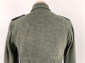 Heer, Feldbluse Modell 1940 für einen Obergefreiten der Kraftfahrtruppe. Leicht getragenes Kammerstück von 1941 . Die Kragenspiegel maschinenvernäht, der Brustadler von Hand. Im Rückenbereich diverse kleinere Schäden, sonst gut