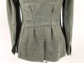 Heer, Feldbluse Modell 1940 für einen Obergefreiten der Kraftfahrtruppe. Leicht getragenes Kammerstück von 1941 . Die Kragenspiegel maschinenvernäht, der Brustadler von Hand. Im Rückenbereich diverse kleinere Schäden, sonst gut