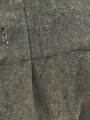 Heer, Feldbluse Modell 1940 für einen Obergefreiten der Kraftfahrtruppe. Leicht getragenes Kammerstück von 1941 . Die Kragenspiegel maschinenvernäht, der Brustadler von Hand. Im Rückenbereich diverse kleinere Schäden, sonst gut