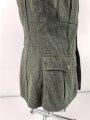Heer, Feldbluse Modell 1940 für einen Obergefreiten der Kraftfahrtruppe. Leicht getragenes Kammerstück von 1941 . Die Kragenspiegel maschinenvernäht, der Brustadler von Hand. Im Rückenbereich diverse kleinere Schäden, sonst gut