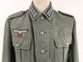 Heer, Feldbluse Modell 1940 für einen Obergefreiten der Kraftfahrtruppe. Leicht getragenes Kammerstück von 1941 . Die Kragenspiegel maschinenvernäht, der Brustadler von Hand. Im Rückenbereich diverse kleinere Schäden, sonst gut