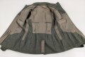Heer, Feldbluse Modell 1940 für einen Obergefreiten der Kraftfahrtruppe. Leicht getragenes Kammerstück von 1941 . Die Kragenspiegel maschinenvernäht, der Brustadler von Hand. Im Rückenbereich diverse kleinere Schäden, sonst gut
