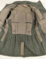 Heer, Feldbluse Modell 1940 für einen Obergefreiten der Kraftfahrtruppe. Leicht getragenes Kammerstück von 1941 . Die Kragenspiegel maschinenvernäht, der Brustadler von Hand. Im Rückenbereich diverse kleinere Schäden, sonst gut