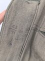 Heer, Feldbluse Modell 1940 für einen Obergefreiten der Kraftfahrtruppe. Leicht getragenes Kammerstück von 1941 . Die Kragenspiegel maschinenvernäht, der Brustadler von Hand. Im Rückenbereich diverse kleinere Schäden, sonst gut