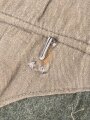 Heer, Feldbluse Modell 1940 für einen Obergefreiten der Kraftfahrtruppe. Leicht getragenes Kammerstück von 1941 . Die Kragenspiegel maschinenvernäht, der Brustadler von Hand. Im Rückenbereich diverse kleinere Schäden, sonst gut