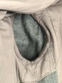 Heer, Feldbluse Modell 1940 für einen Obergefreiten der Kraftfahrtruppe. Leicht getragenes Kammerstück von 1941 . Die Kragenspiegel maschinenvernäht, der Brustadler von Hand. Im Rückenbereich diverse kleinere Schäden, sonst gut