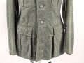 Heer, Feldbluse Modell 1940 für einen Obergefreiten der Kraftfahrtruppe. Leicht getragenes Kammerstück von 1941 . Die Kragenspiegel maschinenvernäht, der Brustadler von Hand. Im Rückenbereich diverse kleinere Schäden, sonst gut