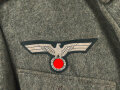 Heer, Feldbluse Modell 1940 für einen Obergefreiten der Kraftfahrtruppe. Leicht getragenes Kammerstück von 1941 . Die Kragenspiegel maschinenvernäht, der Brustadler von Hand. Im Rückenbereich diverse kleinere Schäden, sonst gut