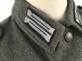 Heer, Feldbluse Modell 1940 für einen Obergefreiten der Kraftfahrtruppe. Leicht getragenes Kammerstück von 1941 . Die Kragenspiegel maschinenvernäht, der Brustadler von Hand. Im Rückenbereich diverse kleinere Schäden, sonst gut