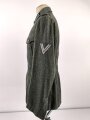 Heer, Feldbluse Modell 1940 für einen Obergefreiten der Kraftfahrtruppe. Leicht getragenes Kammerstück von 1941 . Die Kragenspiegel maschinenvernäht, der Brustadler von Hand. Im Rückenbereich diverse kleinere Schäden, sonst gut