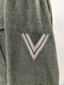 Heer, Feldbluse Modell 1940 für einen Obergefreiten der Kraftfahrtruppe. Leicht getragenes Kammerstück von 1941 . Die Kragenspiegel maschinenvernäht, der Brustadler von Hand. Im Rückenbereich diverse kleinere Schäden, sonst gut