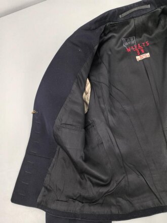 Kriegsmarine, dunkelblaue Paradejacke für einen Maschinenobergefreiten. Kammerstück von 1936, die Effekten original vernäht. Guter Zustand