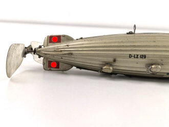 Luftschiff / Zeppelin " LZ 129 Hindenburg" als Kinderspielzeug aus Blech der Firma " Tippco"  Länge 29cm, Original Bemalt, die Luftschraube aus Zelluloid, Funktioniert einwandfrei. Ungereinigtes Stück