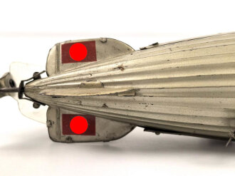 Luftschiff / Zeppelin " LZ 129 Hindenburg" als Kinderspielzeug aus Blech der Firma " Tippco"  Länge 29cm, Original Bemalt, die Luftschraube aus Zelluloid, Funktioniert einwandfrei. Ungereinigtes Stück