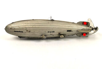 Luftschiff / Zeppelin " LZ 129 Hindenburg" als Kinderspielzeug aus Blech der Firma " Tippco"  Länge 29cm, Original Bemalt, die Luftschraube aus Zelluloid, Funktioniert einwandfrei. Ungereinigtes Stück