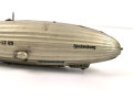 Luftschiff / Zeppelin " LZ 129 Hindenburg" als Kinderspielzeug aus Blech der Firma " Tippco"  Länge 29cm, Original Bemalt, die Luftschraube aus Zelluloid, Funktioniert einwandfrei. Ungereinigtes Stück