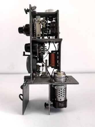 Funksprechgerät a " Fusp. a" Wehrmacht, datiert 1937. Gerät Nummer 37 von 200 gebauten. Extrem seltenes Stück, das Gesamte Gehäuse samt Antenne ist ein sehr guter, neuzeitlicher Nachbau.