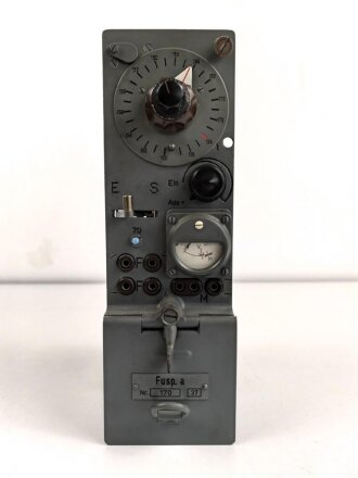 Funksprechgerät a " Fusp. a" Wehrmacht, datiert 1937. Gerät Nummer 37 von 200 gebauten. Extrem seltenes Stück, das Gesamte Gehäuse samt Antenne ist ein sehr guter, neuzeitlicher Nachbau.