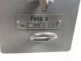 Funksprechgerät a " Fusp. a" Wehrmacht, datiert 1937. Gerät Nummer 37 von 200 gebauten. Extrem seltenes Stück, das Gesamte Gehäuse samt Antenne ist ein sehr guter, neuzeitlicher Nachbau.