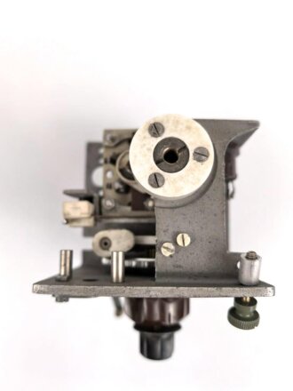Funksprechgerät a " Fusp. a" Wehrmacht, datiert 1937. Gerät Nummer 37 von 200 gebauten. Extrem seltenes Stück, das Gesamte Gehäuse samt Antenne ist ein sehr guter, neuzeitlicher Nachbau.