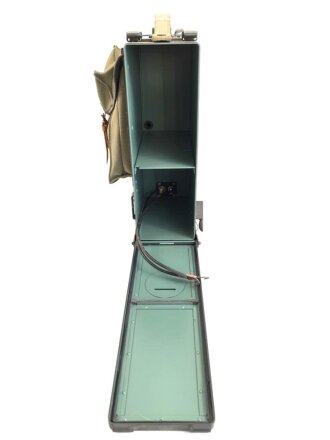 Funksprechgerät a " Fusp. a" Wehrmacht, datiert 1937. Gerät Nummer 37 von 200 gebauten. Extrem seltenes Stück, das Gesamte Gehäuse samt Antenne ist ein sehr guter, neuzeitlicher Nachbau.