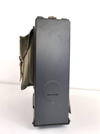Funksprechgerät a " Fusp. a" Wehrmacht, datiert 1937. Gerät Nummer 37 von 200 gebauten. Extrem seltenes Stück, das Gesamte Gehäuse samt Antenne ist ein sehr guter, neuzeitlicher Nachbau.