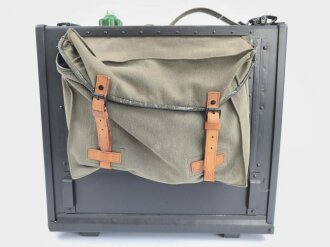 Funksprechgerät a " Fusp. a" Wehrmacht, datiert 1937. Gerät Nummer 37 von 200 gebauten. Extrem seltenes Stück, das Gesamte Gehäuse samt Antenne ist ein sehr guter, neuzeitlicher Nachbau.