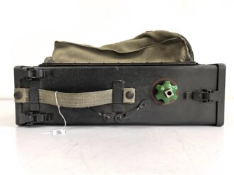 Funksprechgerät a " Fusp. a" Wehrmacht, datiert 1937. Gerät Nummer 37 von 200 gebauten. Extrem seltenes Stück, das Gesamte Gehäuse samt Antenne ist ein sehr guter, neuzeitlicher Nachbau.