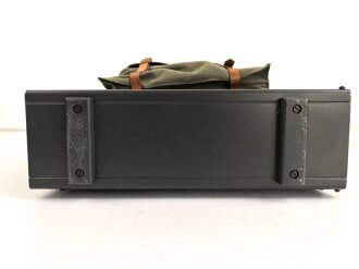 Funksprechgerät a " Fusp. a" Wehrmacht, datiert 1937. Gerät Nummer 37 von 200 gebauten. Extrem seltenes Stück, das Gesamte Gehäuse samt Antenne ist ein sehr guter, neuzeitlicher Nachbau.