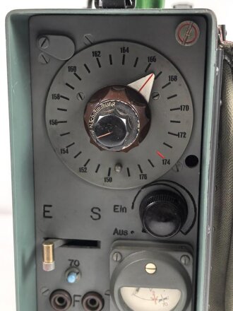 Funksprechgerät a " Fusp. a" Wehrmacht, datiert 1937. Gerät Nummer 37 von 200 gebauten. Extrem seltenes Stück, das Gesamte Gehäuse samt Antenne ist ein sehr guter, neuzeitlicher Nachbau.